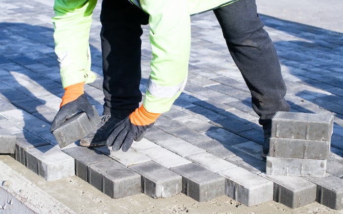 paver laying